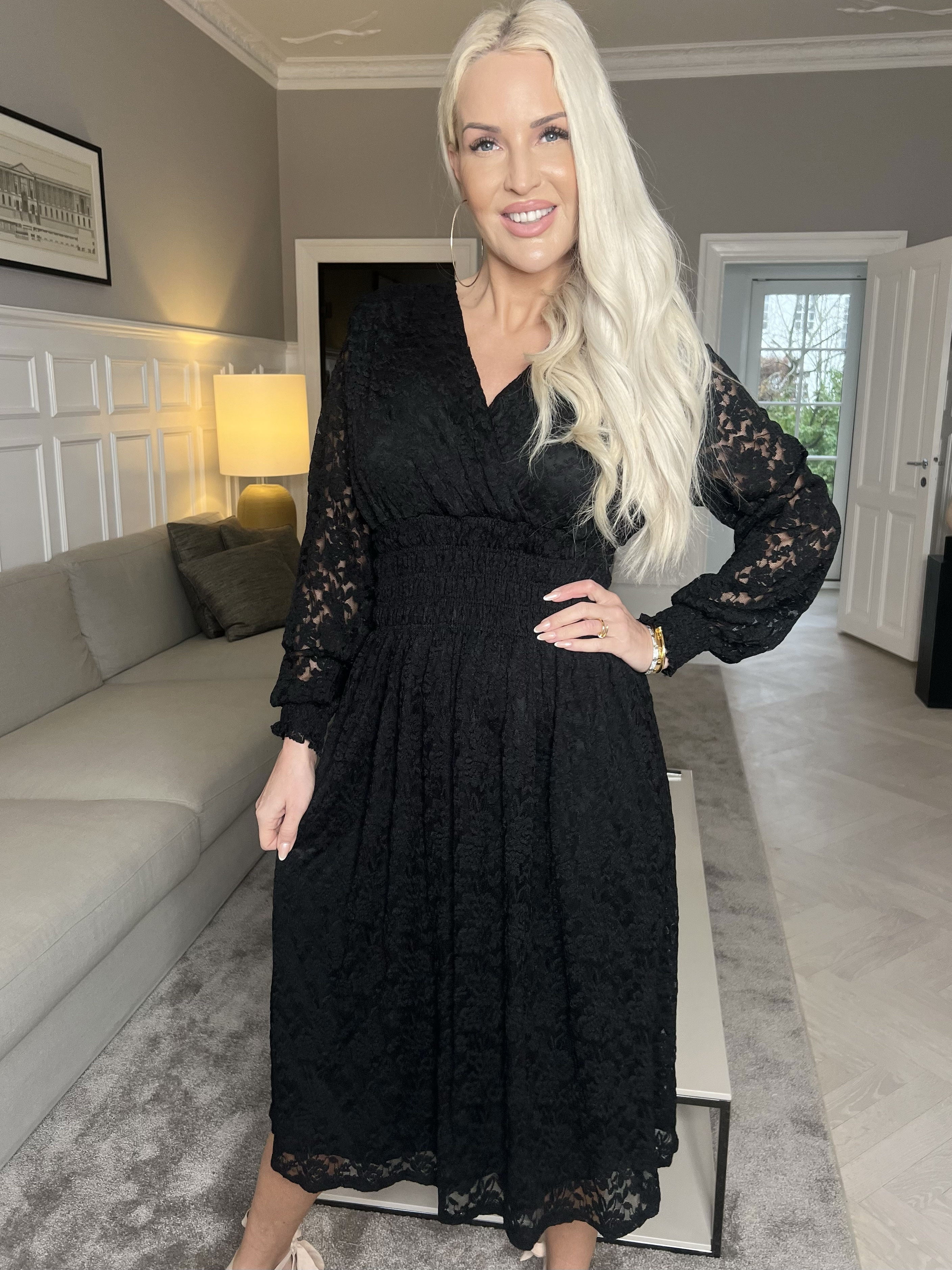 Pams Lace Midi L/S - Klänning i elastisk spets med lång ärm